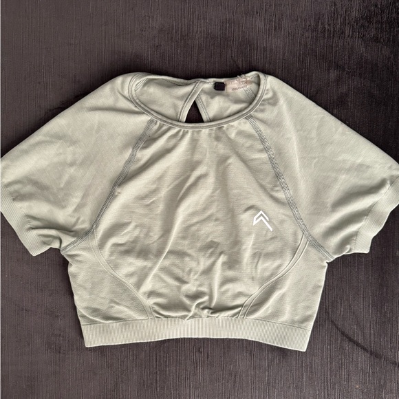 ONER ACTIVE EFFORTLESS SEAMLESS SHORT SLEEVE CROP TOP IN SAGE SIZE XS - Picture 2 of 4